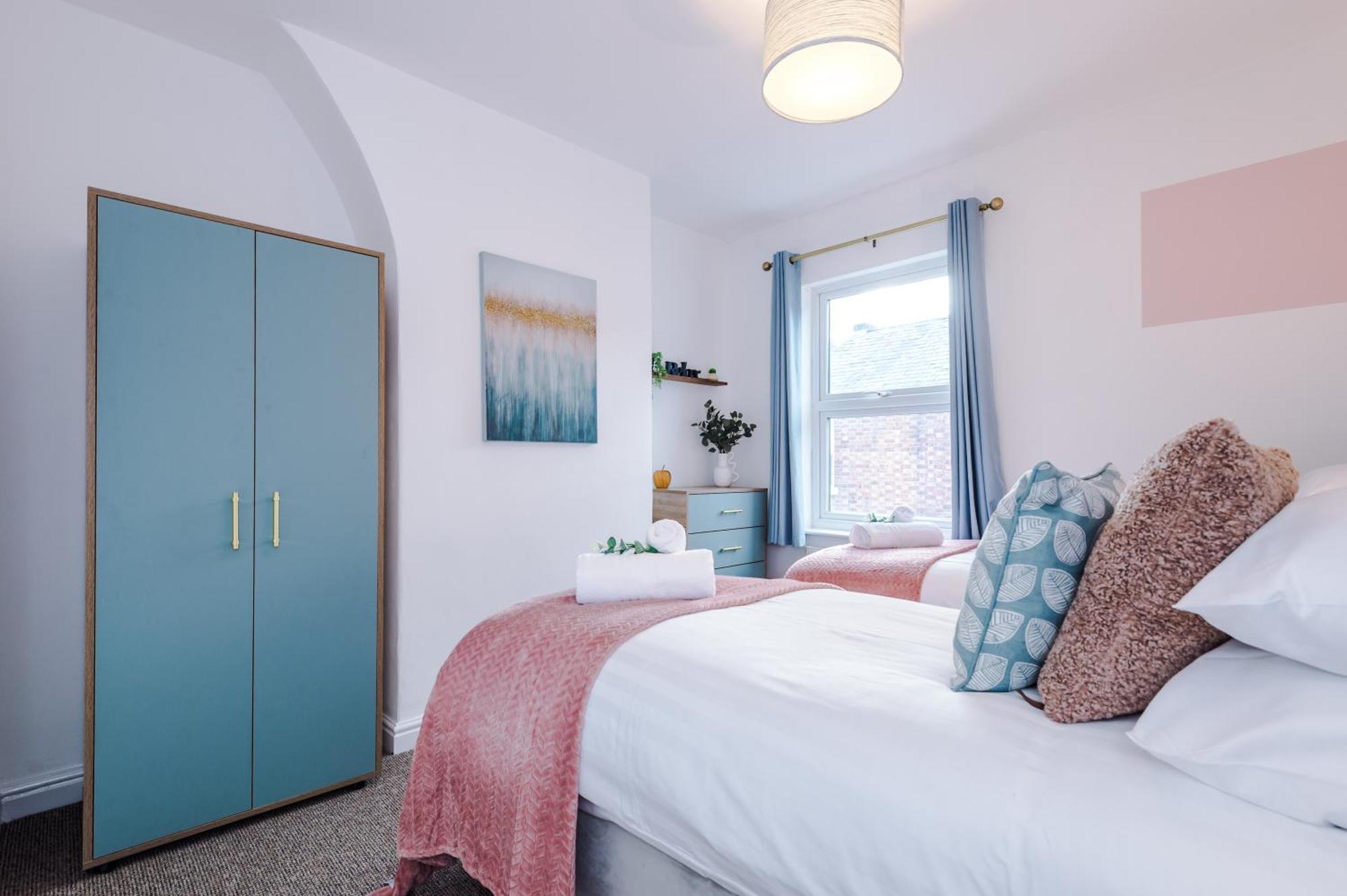 New! Spacious 2-Bed Home In Chester City-Centre By 53 Degrees Property, Ideal For Couples & Small Groups, Great Location - Sleeps 5 Zewnętrze zdjęcie